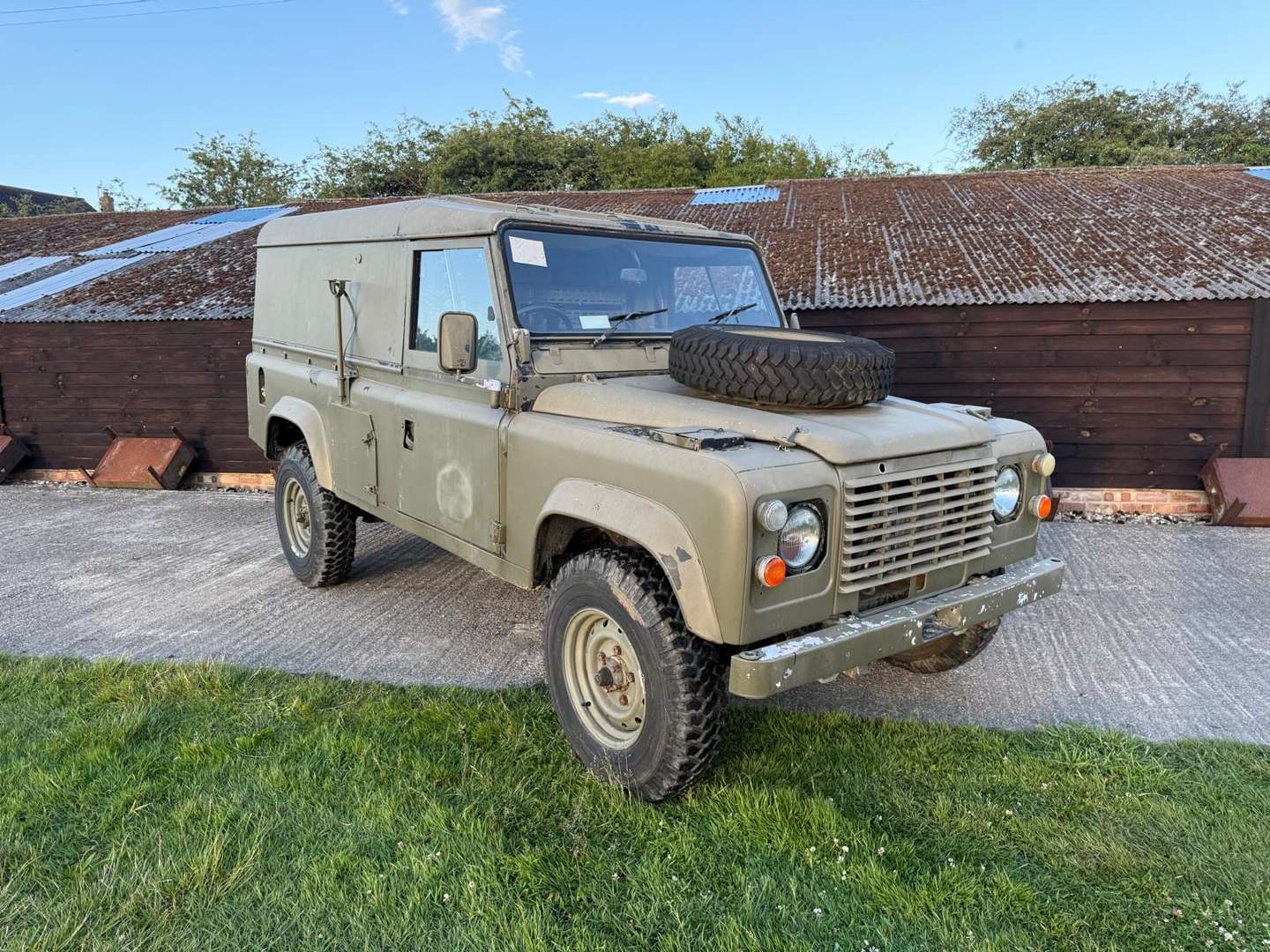 <p>1986 LAND ROVER DEFENDER 110 FFR HARD TOP</p>
