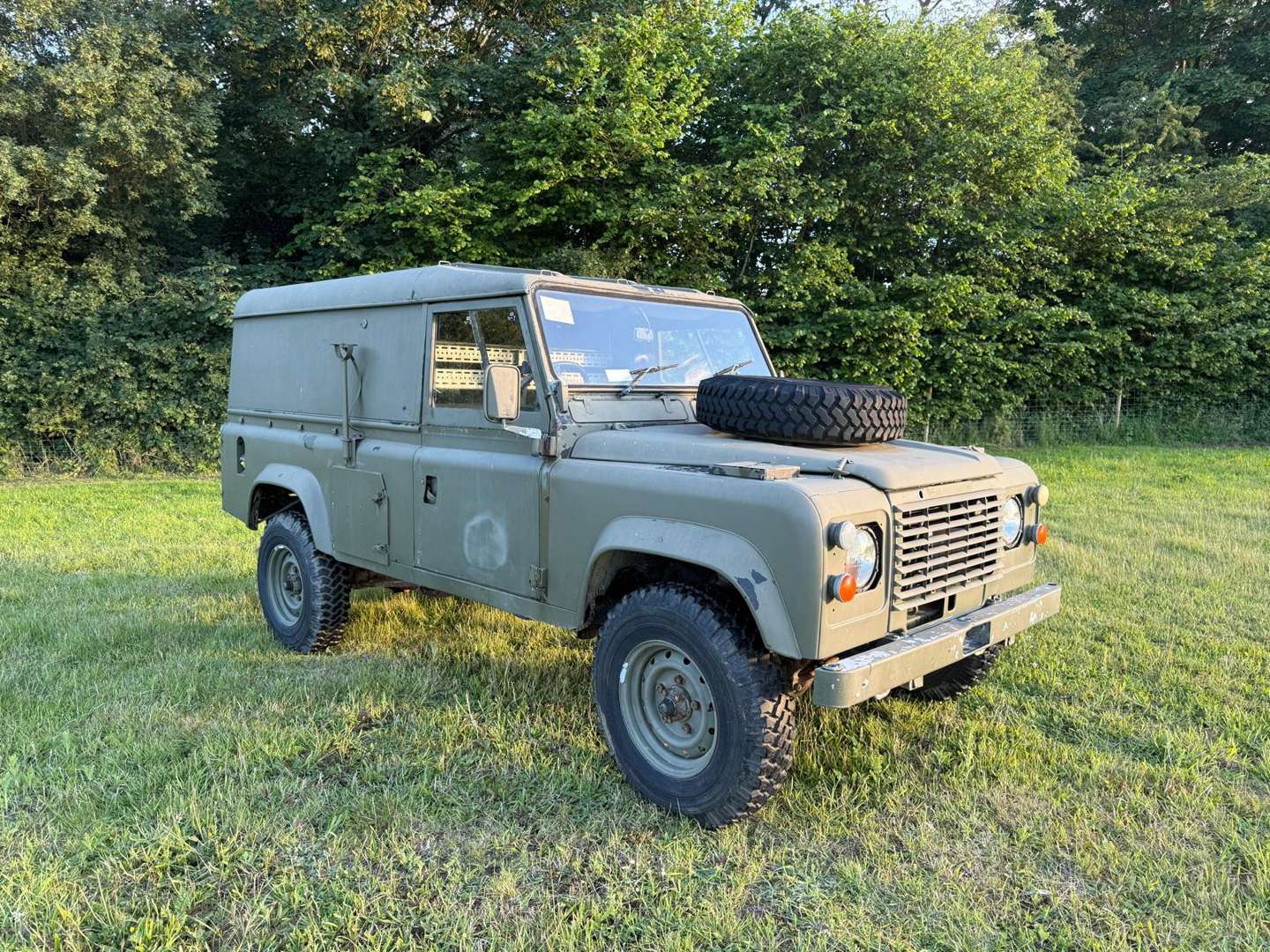 <p>1986 LAND ROVER DEFENDER 110 FFR HARD TOP</p>