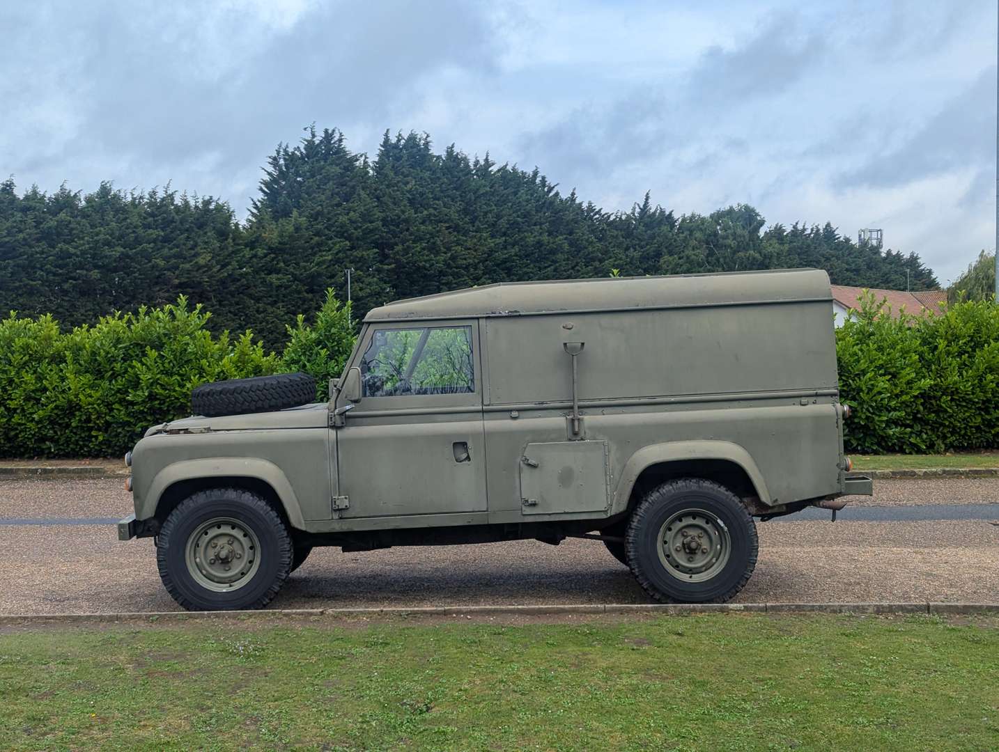 <p>1986 LAND ROVER DEFENDER 110 FFR HARD TOP</p>