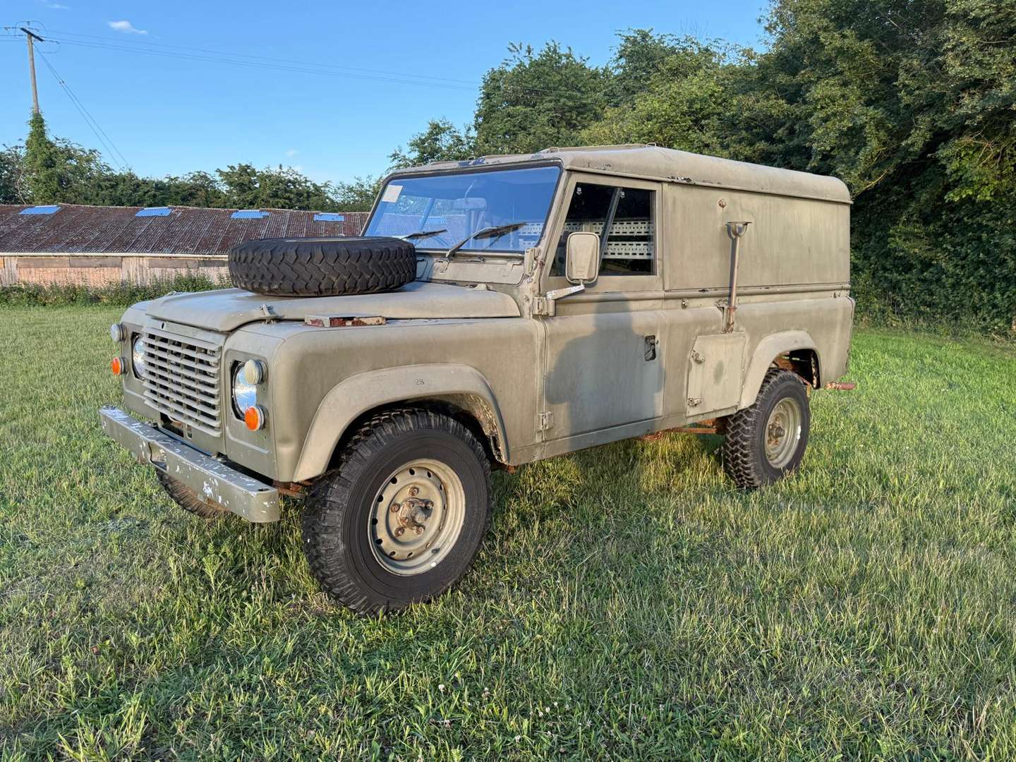 <p>1986 LAND ROVER DEFENDER 110 FFR HARD TOP</p>
