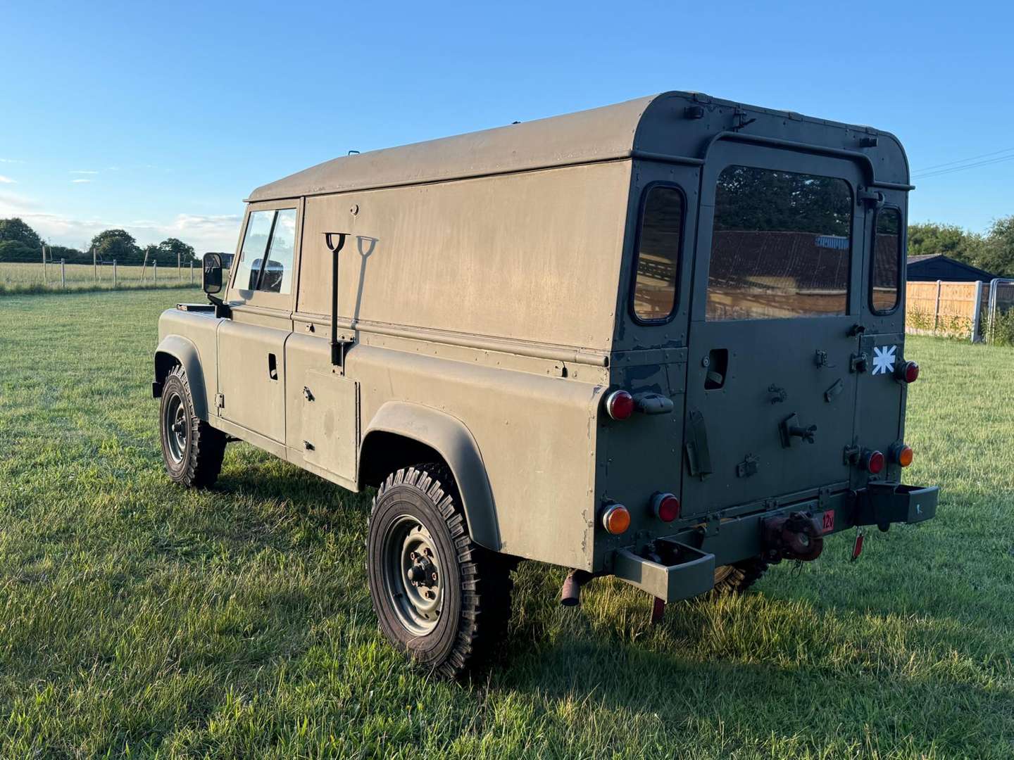 <p>1986 LAND ROVER DEFENDER 110 FFR HARD TOP</p>