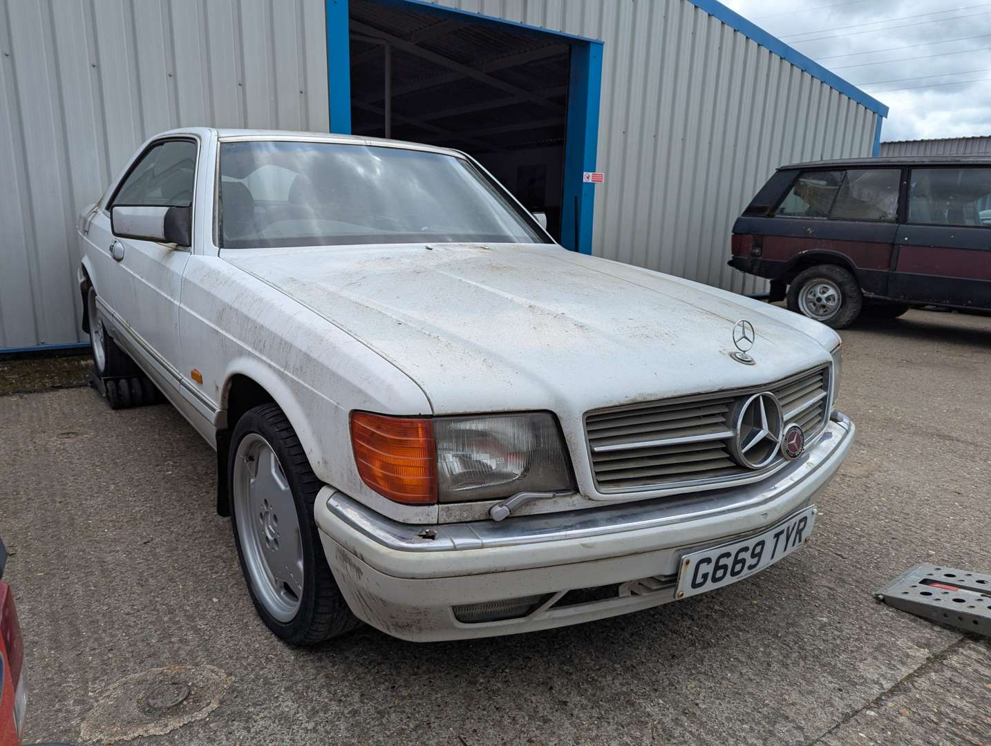 <p>1989 MERCEDES 500SEC AUTO</p>