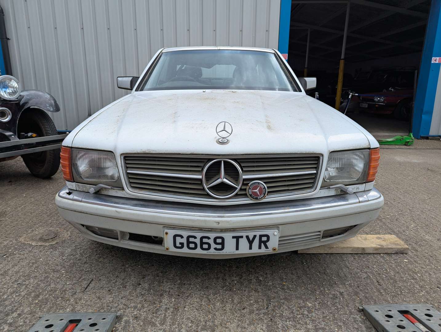 <p>1989 MERCEDES 500SEC AUTO</p>