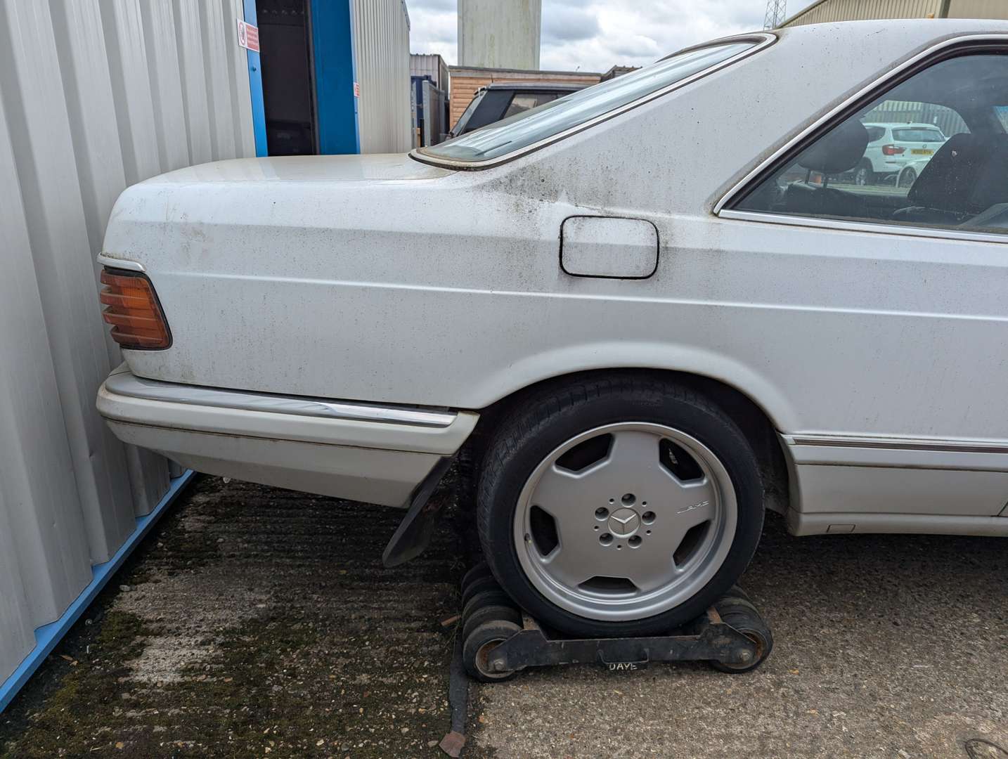 <p>1989 MERCEDES 500SEC AUTO</p>