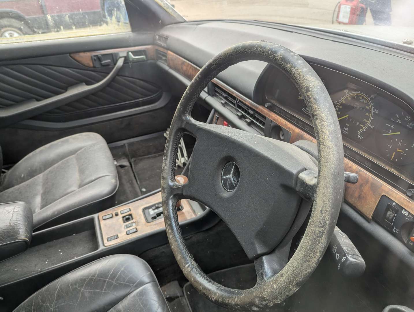 <p>1989 MERCEDES 500SEC AUTO</p>