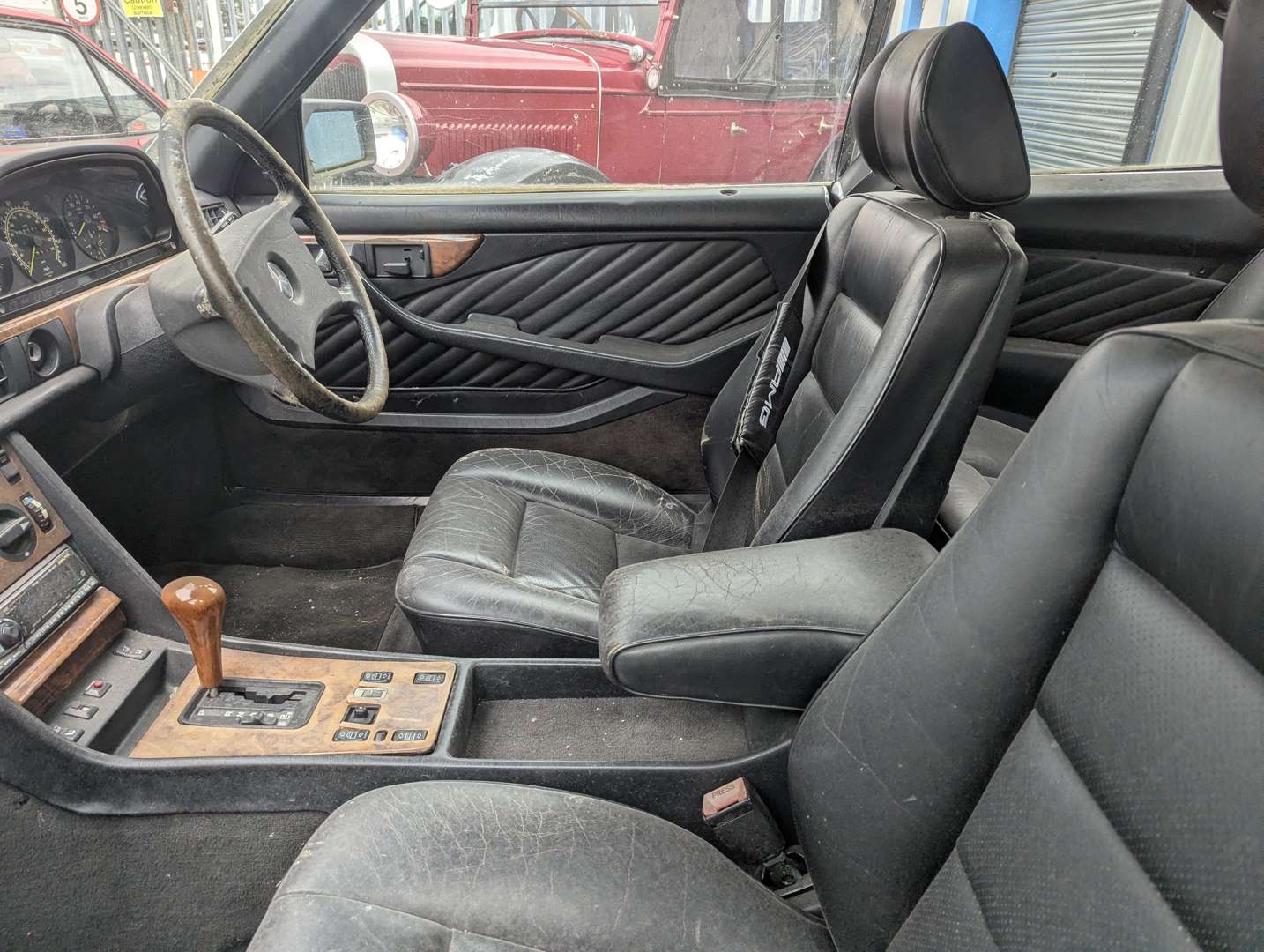 <p>1989 MERCEDES 500SEC AUTO</p>