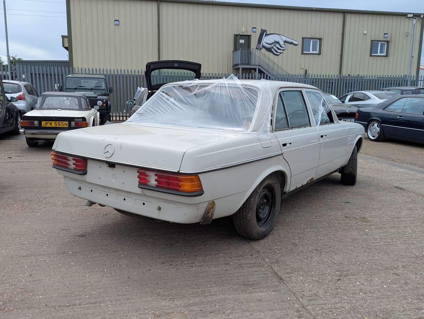<p>1981 MERCEDES 300D AUTO</p>