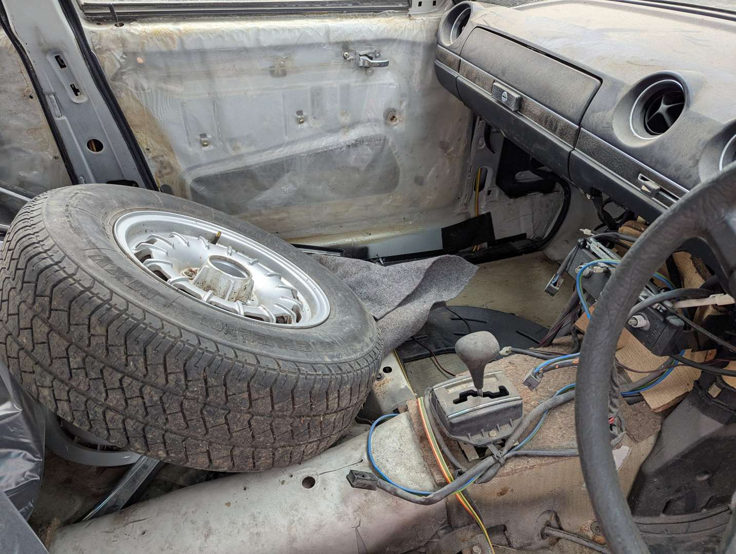 <p>1981 MERCEDES 300D AUTO</p>