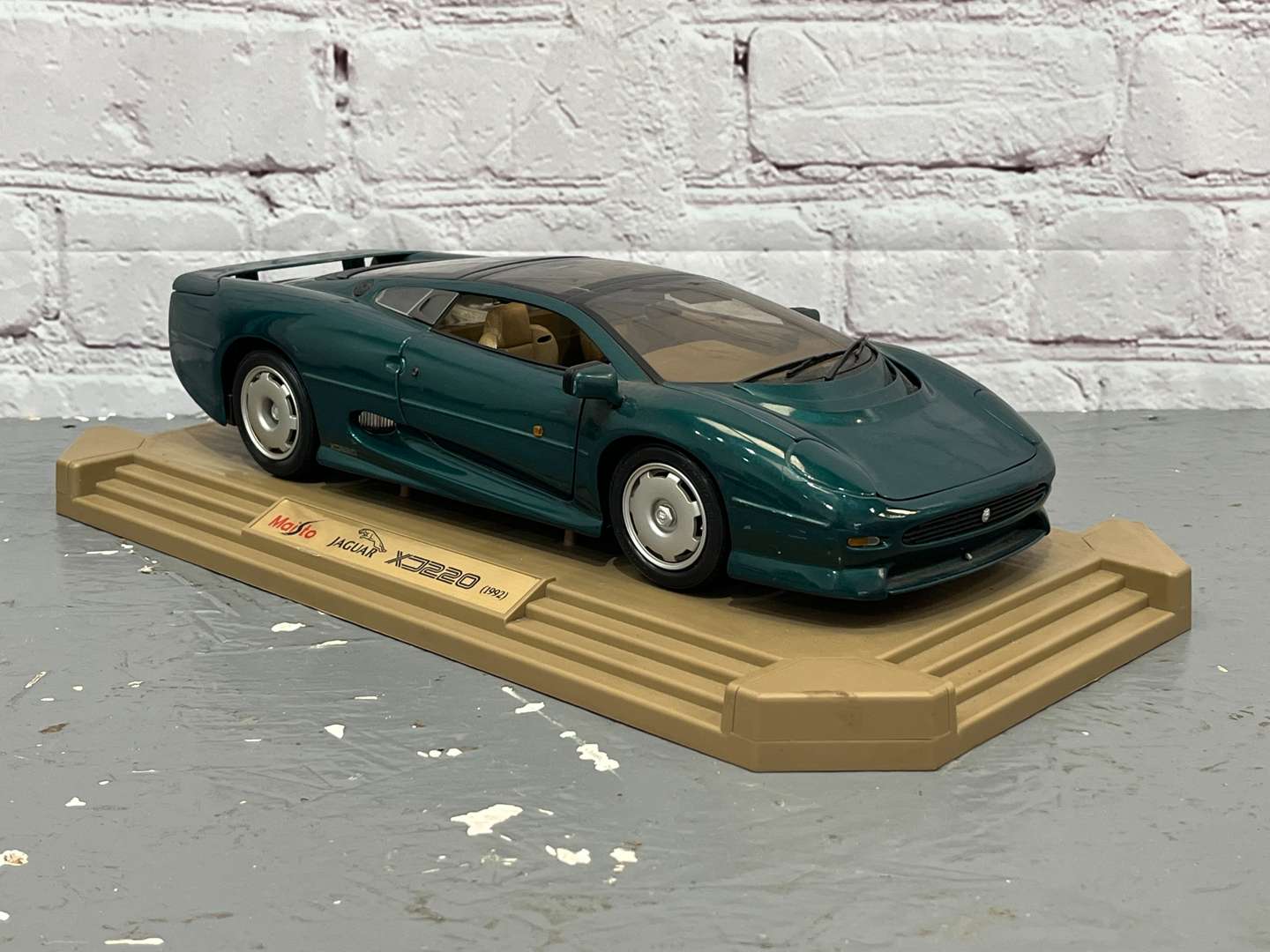 <p>Maisto Jaguar XJ220 Model Car</p>