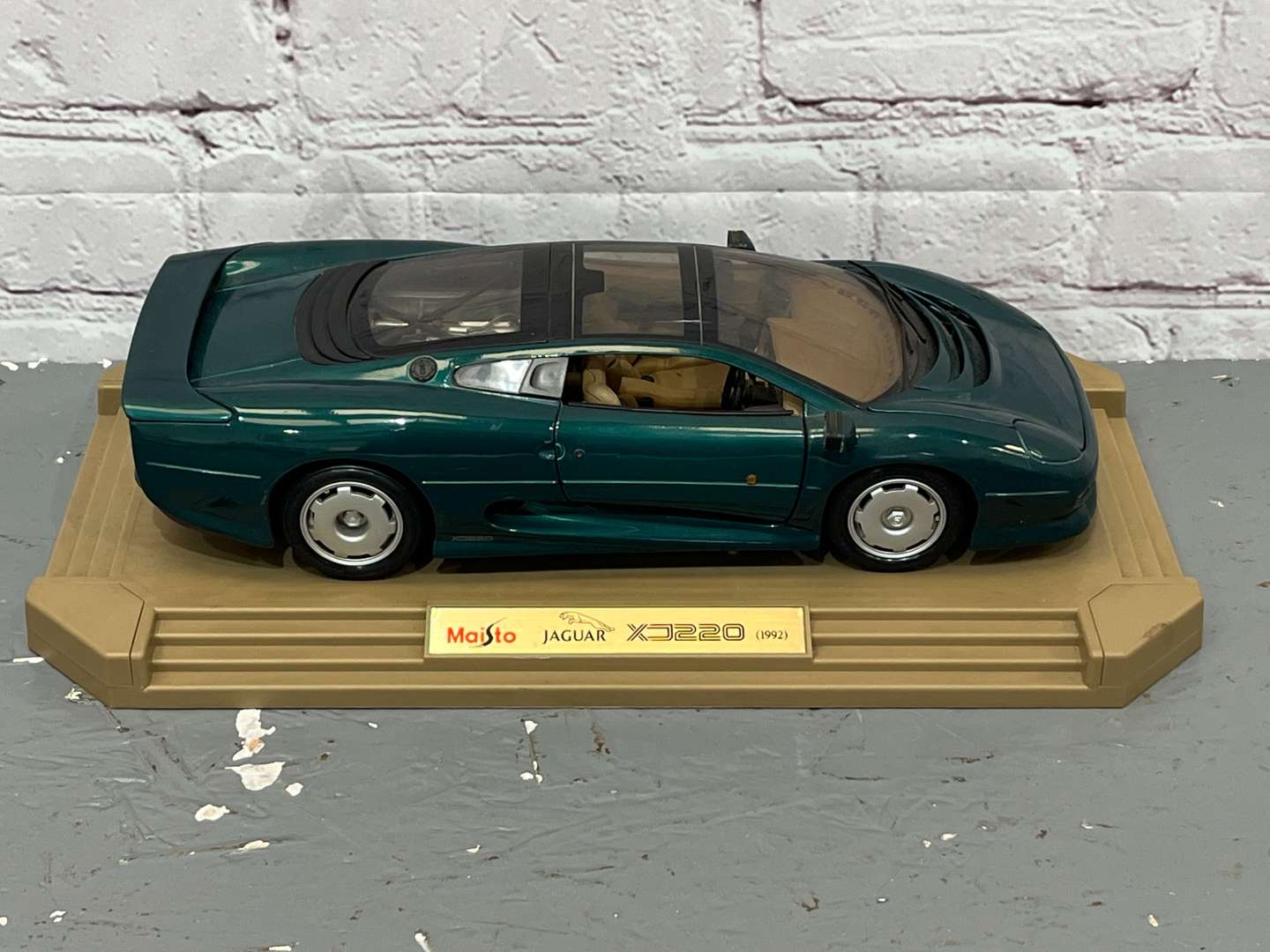 <p>Maisto Jaguar XJ220 Model Car</p>