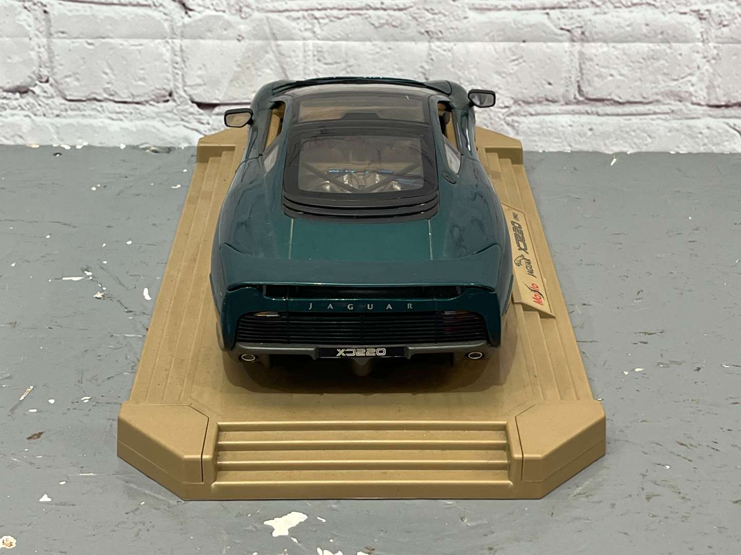 <p>Maisto Jaguar XJ220 Model Car</p>