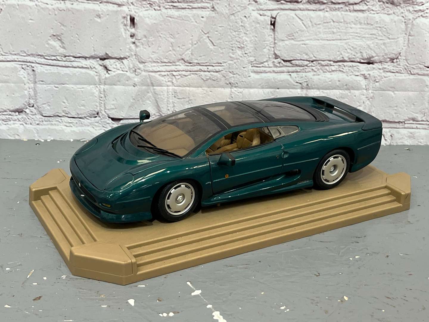 <p>Maisto Jaguar XJ220 Model Car</p>