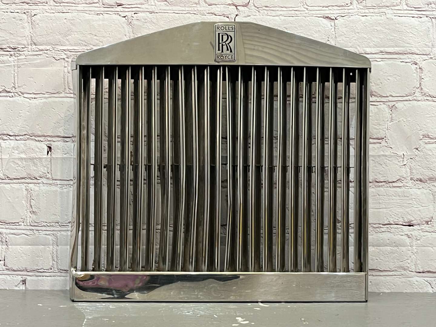 <p>Rolls Royce, Silver Shadow, Chrome Grille</p>