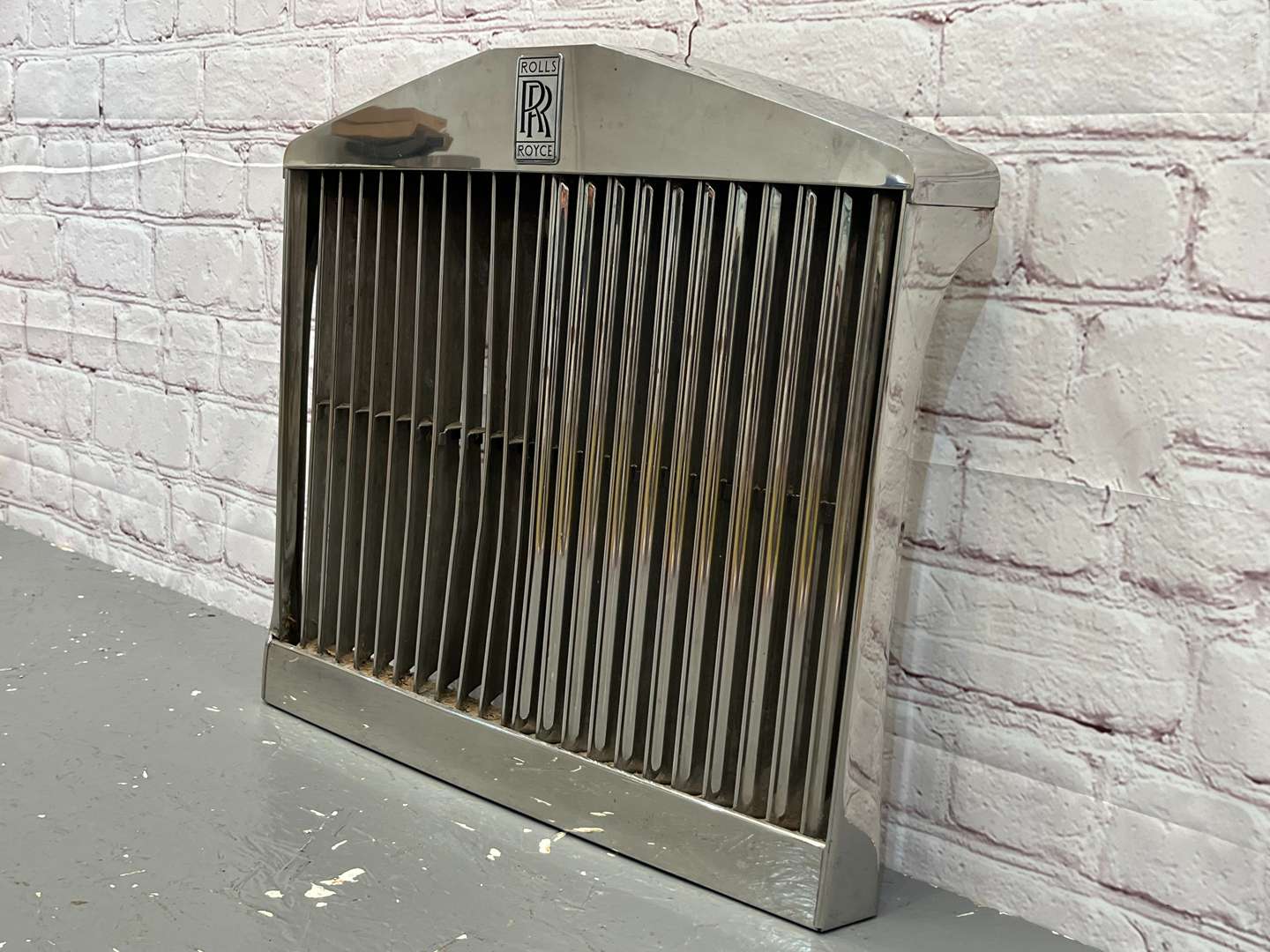 <p>Rolls Royce, Silver Shadow, Chrome Grille</p>