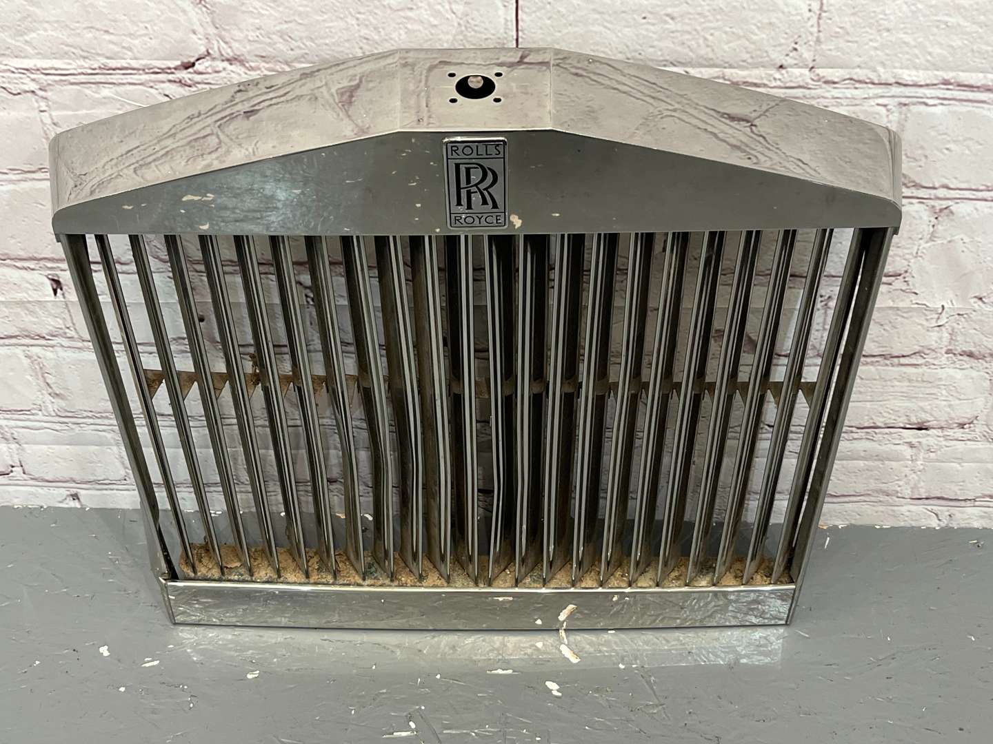 <p>Rolls Royce, Silver Shadow, Chrome Grille</p>