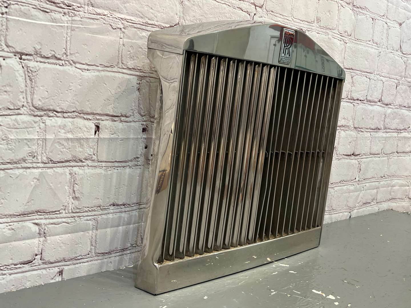 <p>Rolls Royce, Silver Shadow, Chrome Grille</p>
