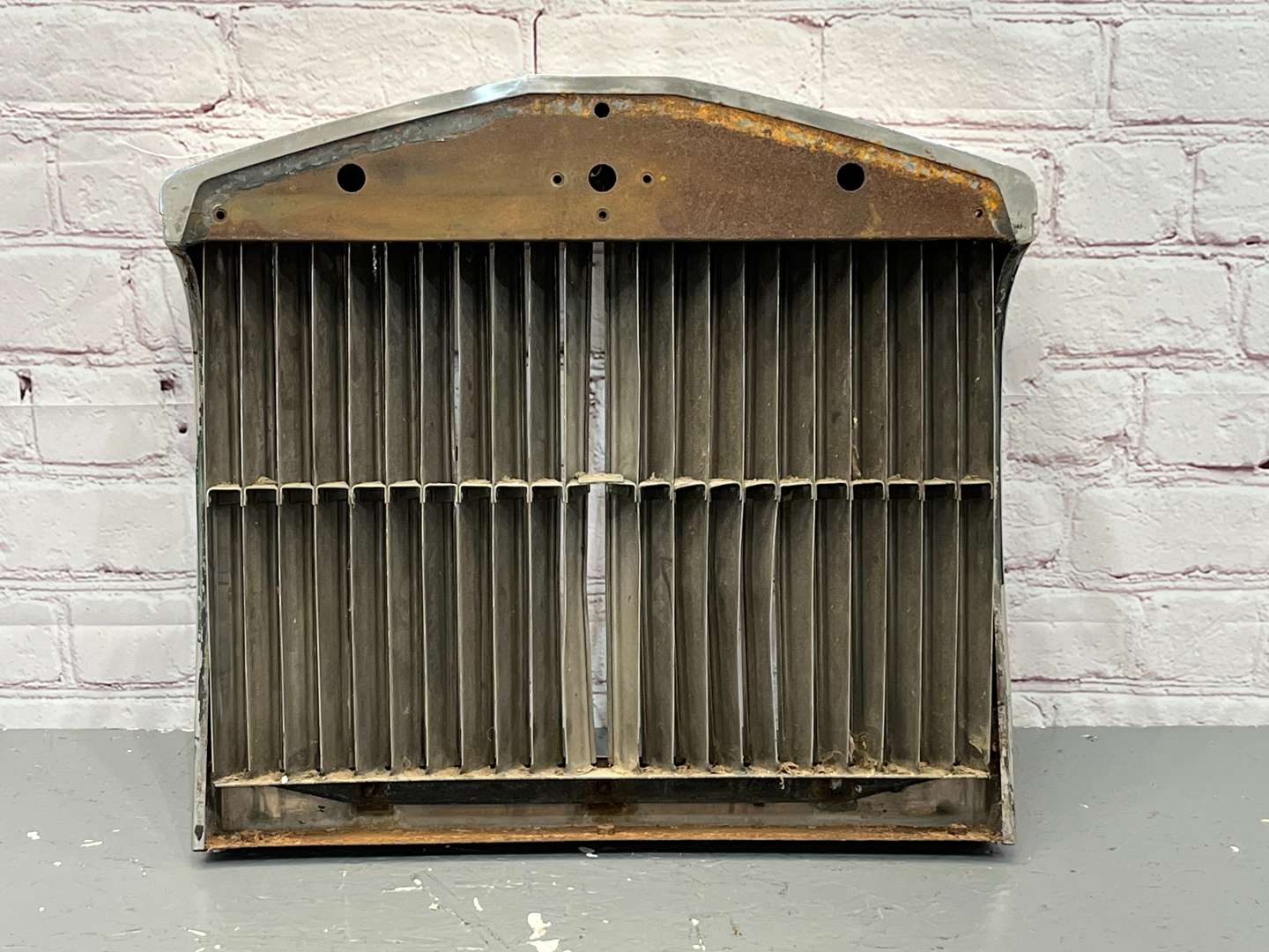<p>Rolls Royce, Silver Shadow, Chrome Grille</p>