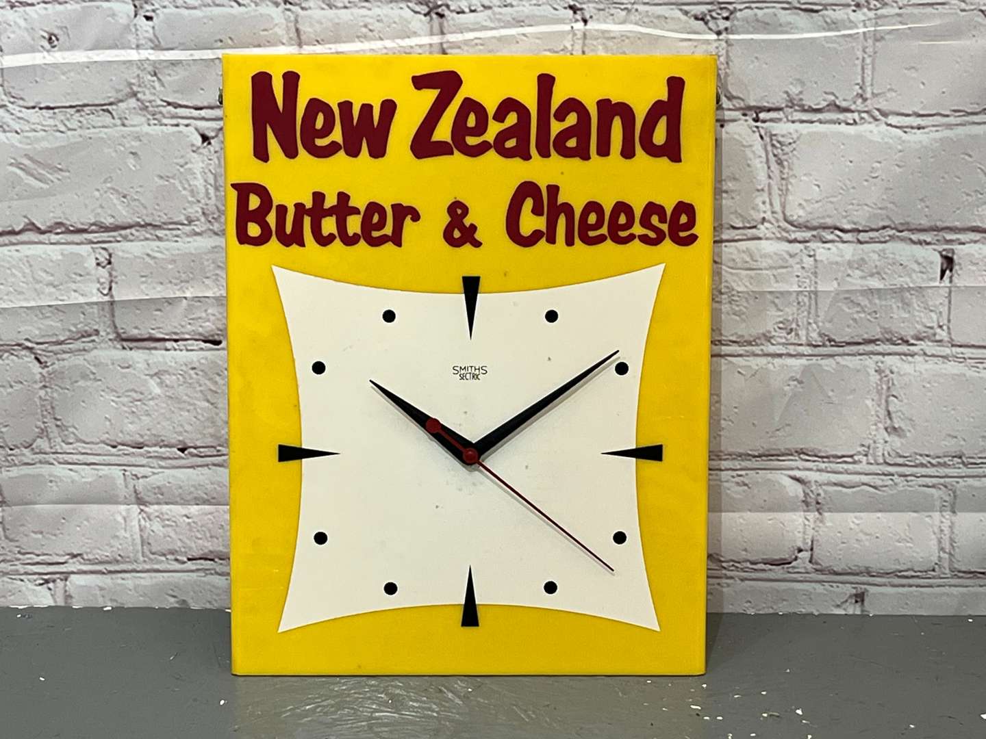 <p>New Zealand Butter & Cheese Smiths Electric Wall Clock</p>