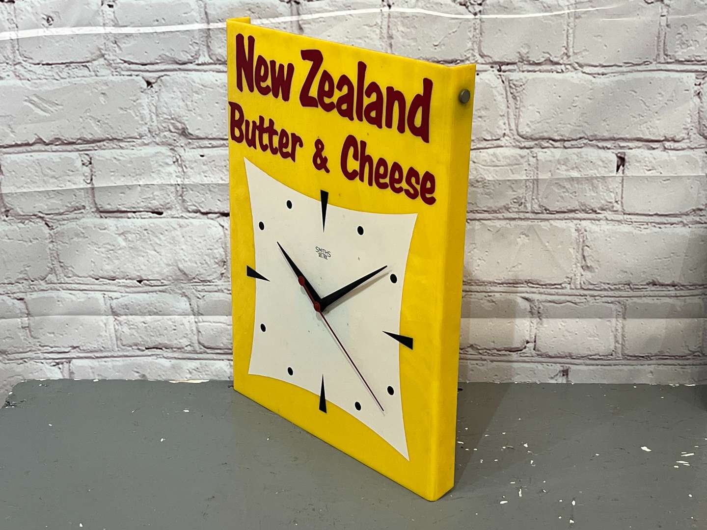 <p>New Zealand Butter & Cheese Smiths Electric Wall Clock</p>