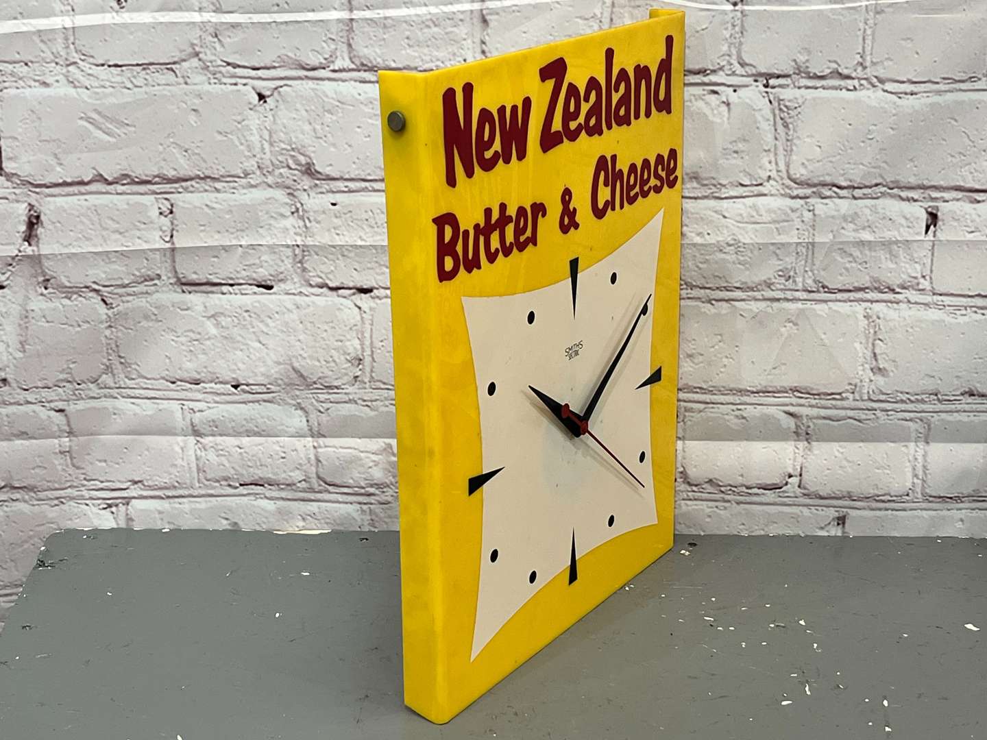 <p>New Zealand Butter & Cheese Smiths Electric Wall Clock</p>