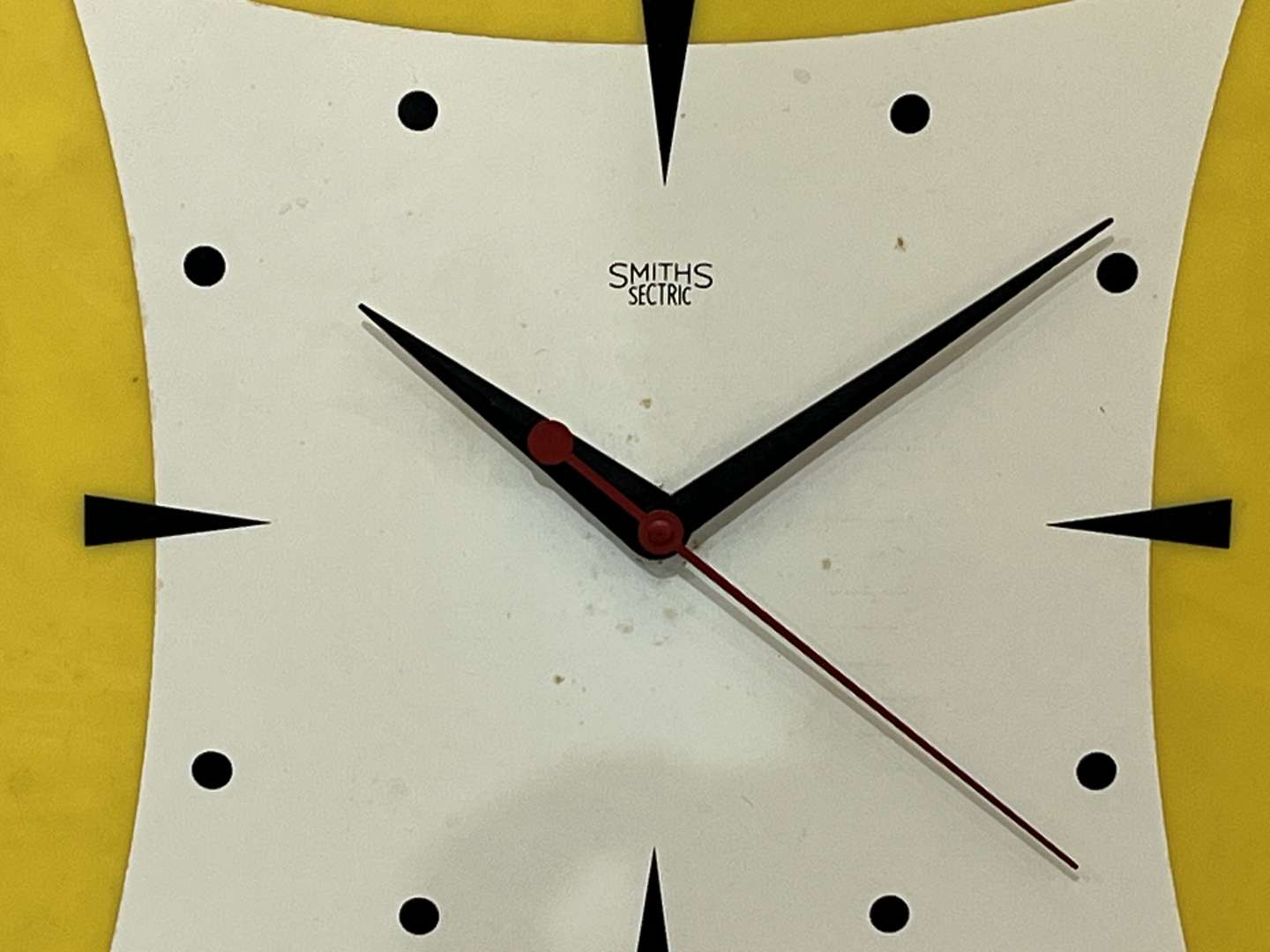 <p>New Zealand Butter & Cheese Smiths Electric Wall Clock</p>