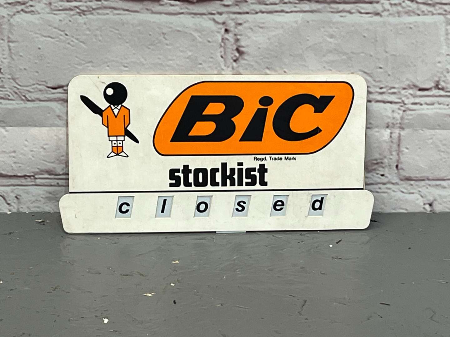 <p>BiC Stockist Open & Closed Plastic Advertising Sign</p>