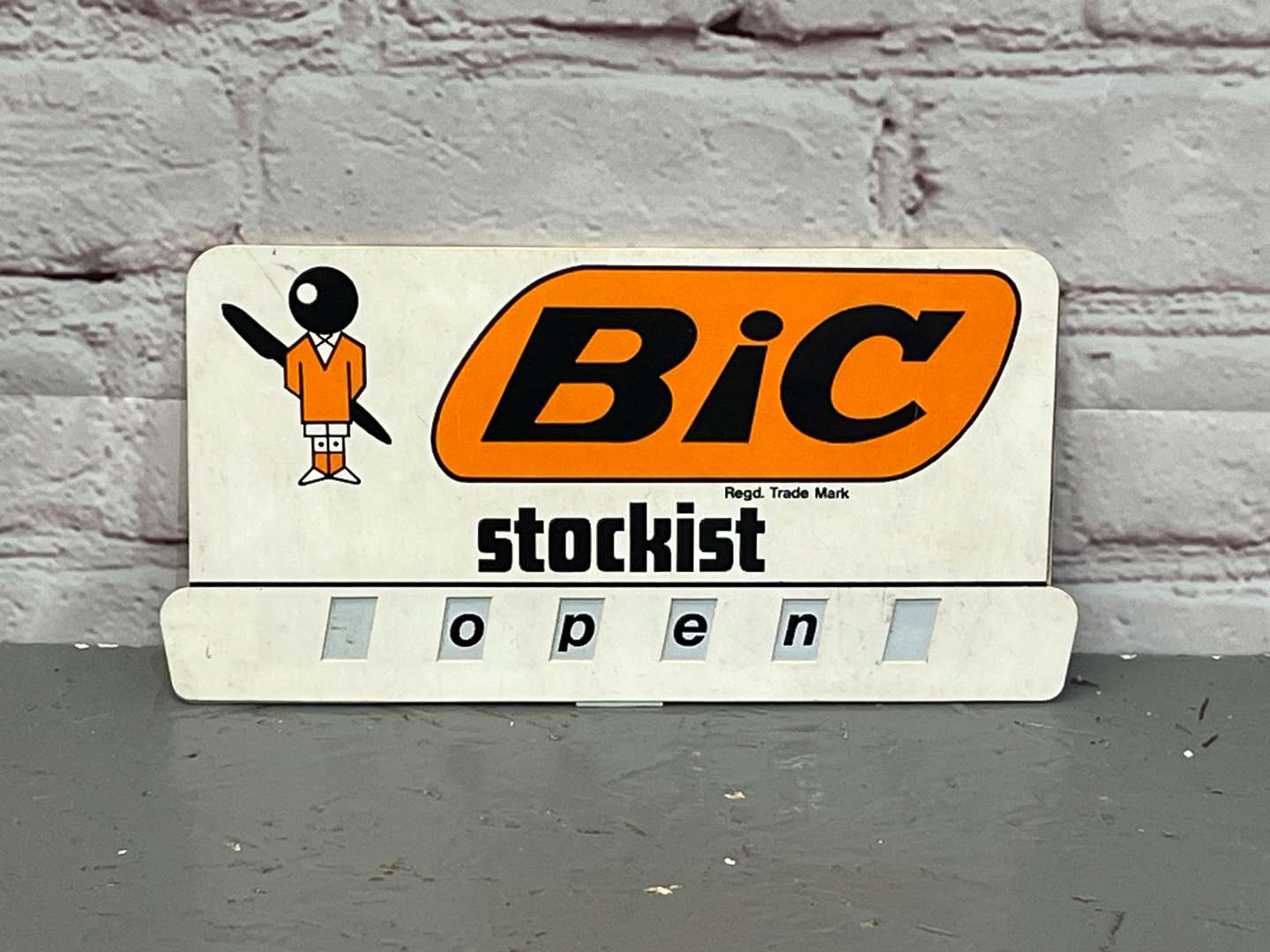 <p>BiC Stockist Open & Closed Plastic Advertising Sign</p>