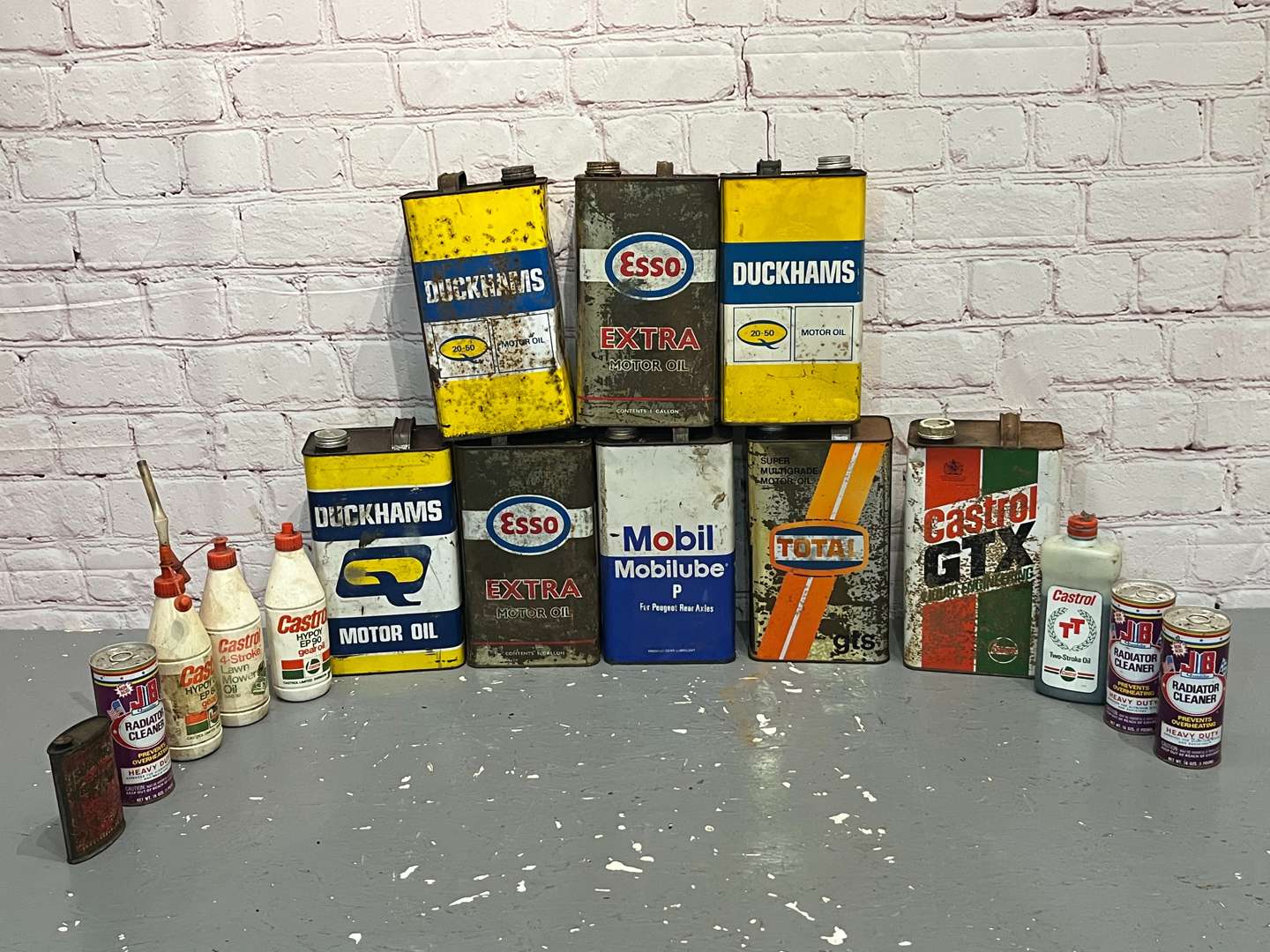 <p>Quantity of Oil Cans To Include Duckhams, Esso, Castrol Etc</p>