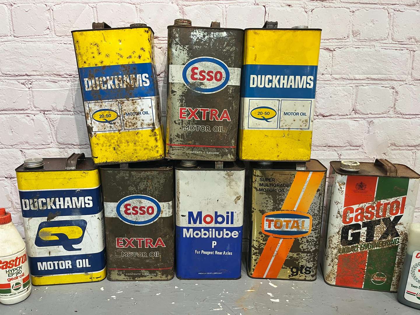 <p>Quantity of Oil Cans To Include Duckhams, Esso, Castrol Etc</p>