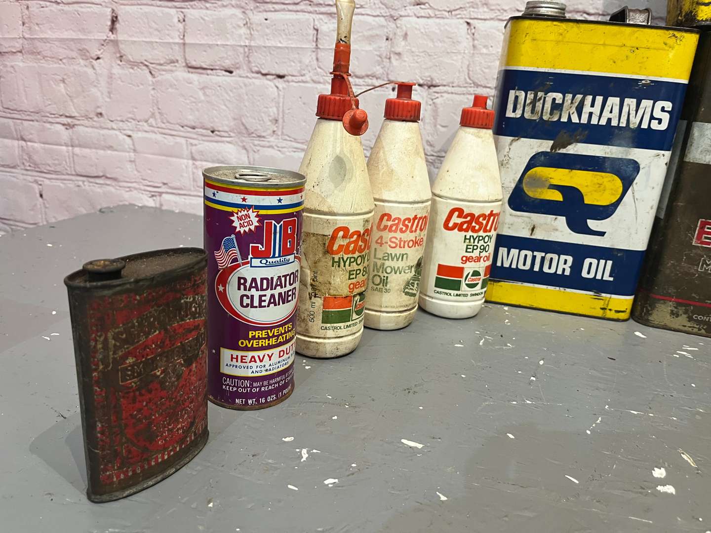 <p>Quantity of Oil Cans To Include Duckhams, Esso, Castrol Etc</p>