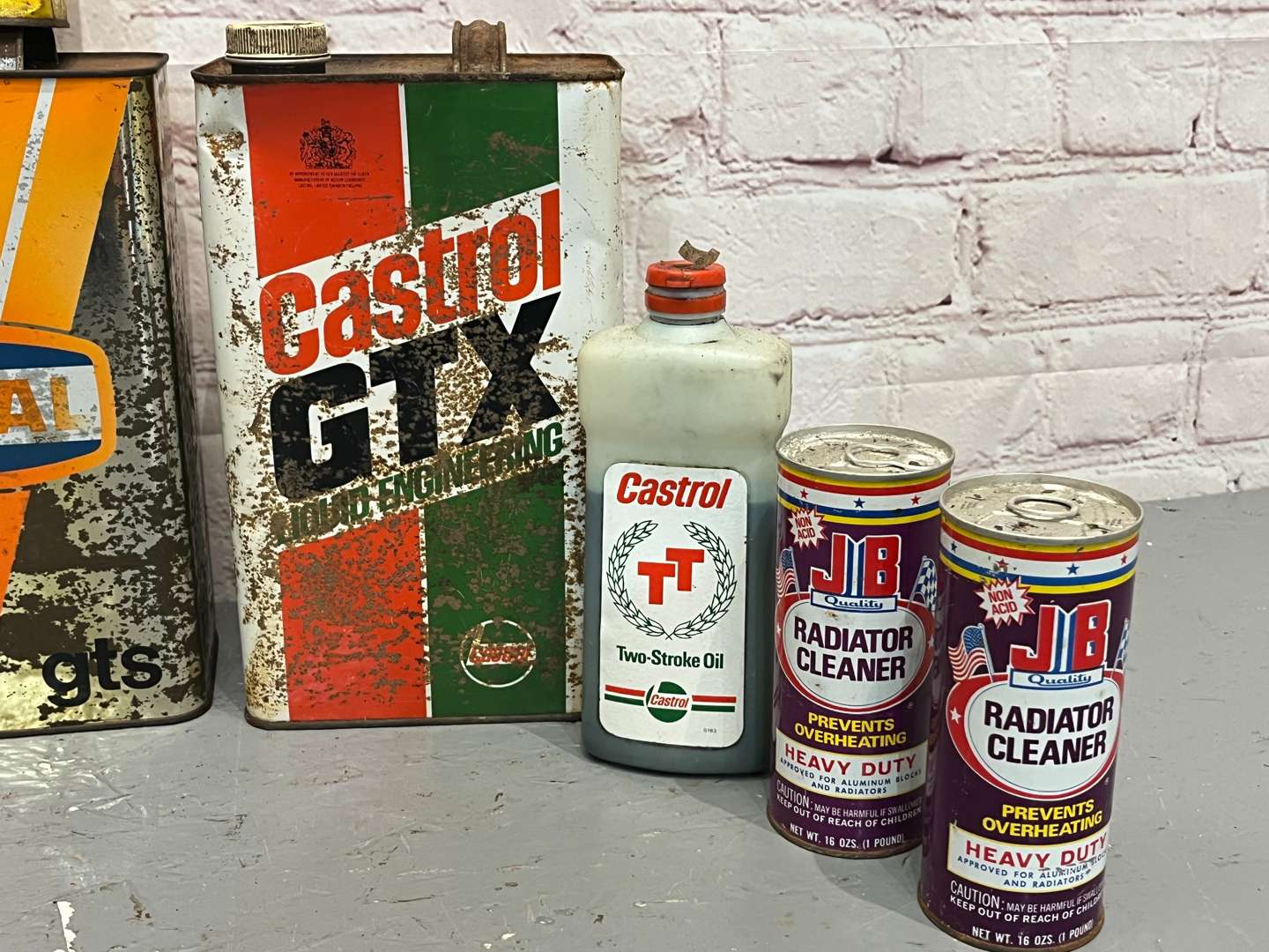 <p>Quantity of Oil Cans To Include Duckhams, Esso, Castrol Etc</p>