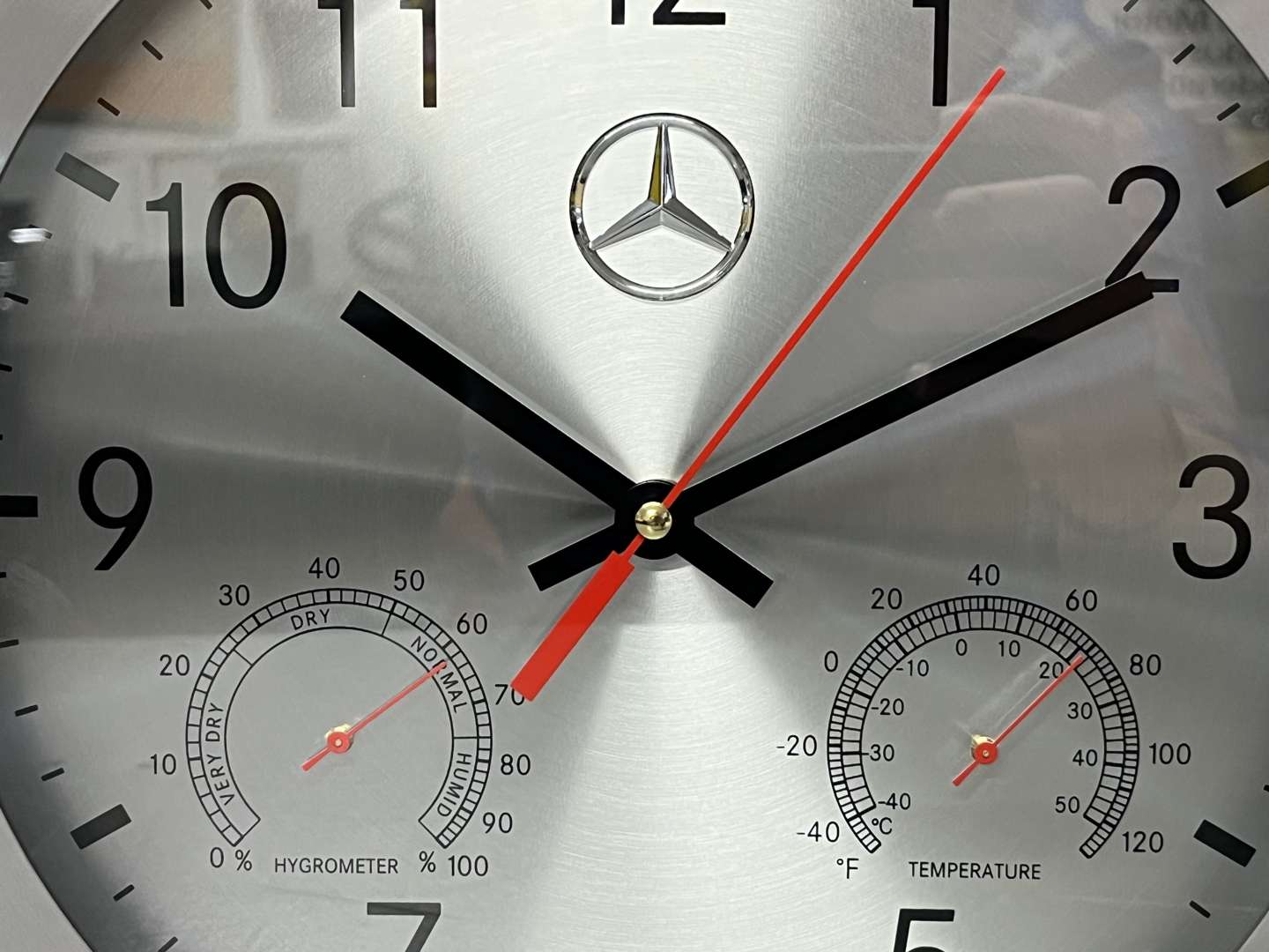 <p>Mercedes Aluminium Genuine Dealership Wall Clock</p>