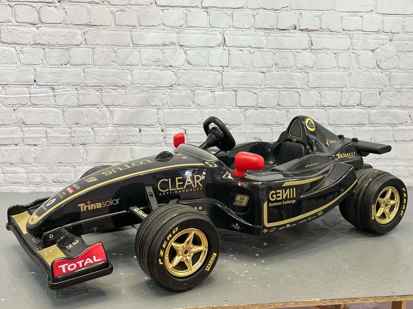 <p>Toys Toys F1 Lotus JPS Liveried Childs Battery Operated Car & Charger</p>