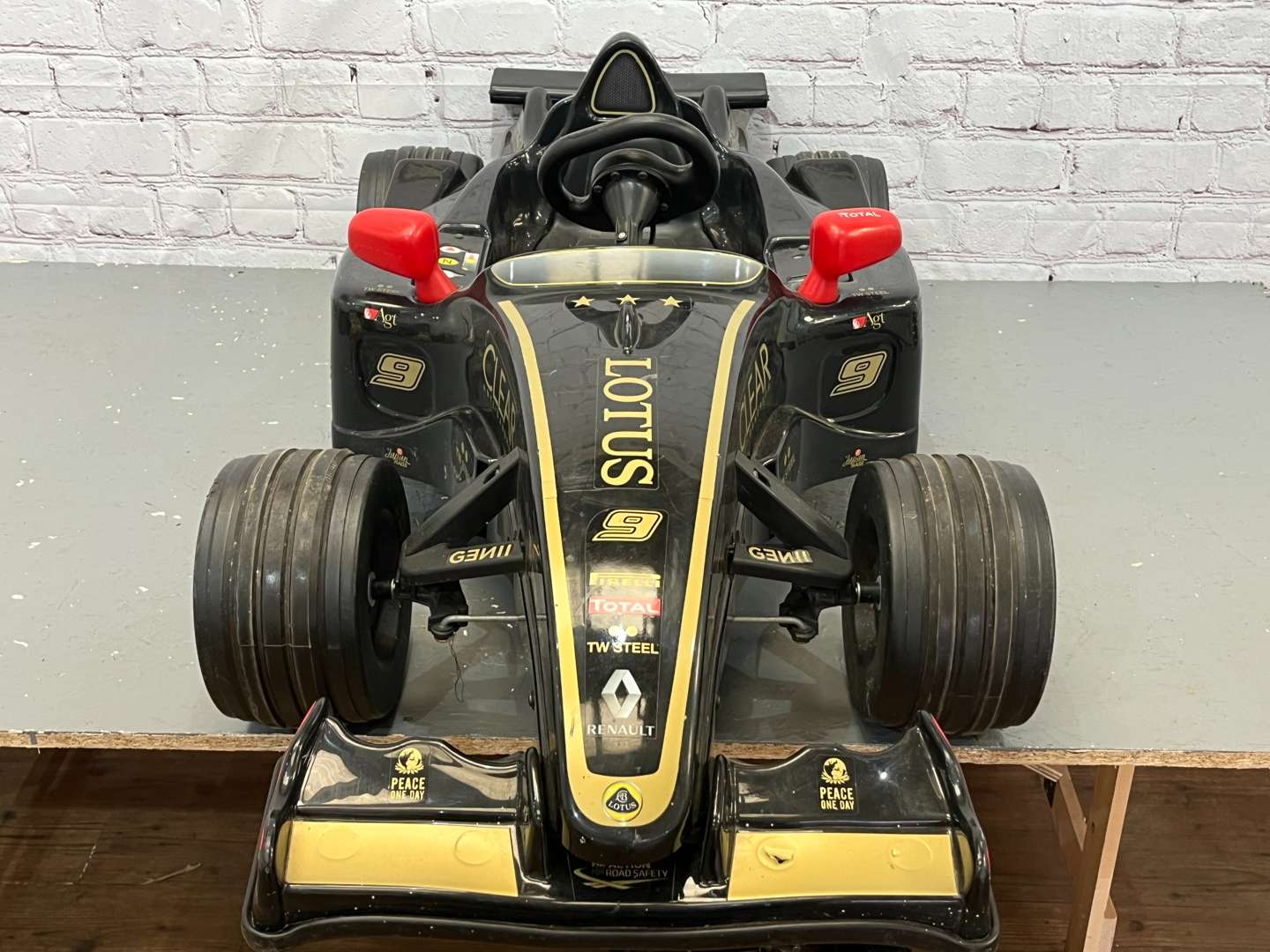 <p>Toys Toys F1 Lotus JPS Liveried Childs Battery Operated Car & Charger</p>