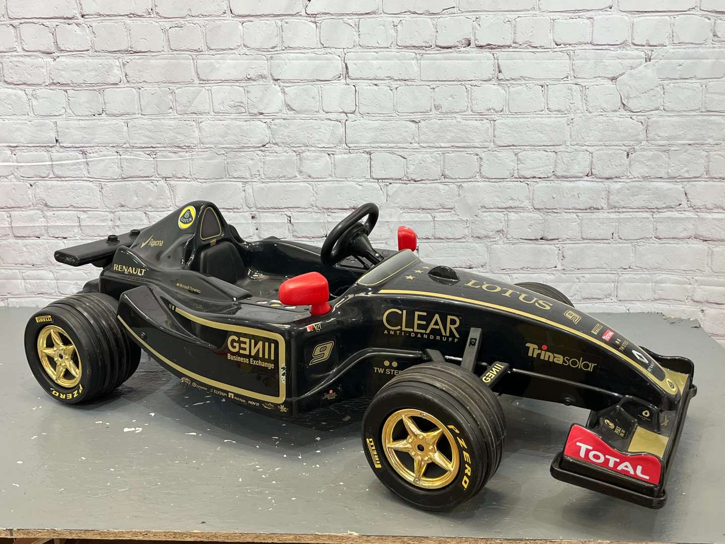 <p>Toys Toys F1 Lotus JPS Liveried Childs Battery Operated Car & Charger</p>