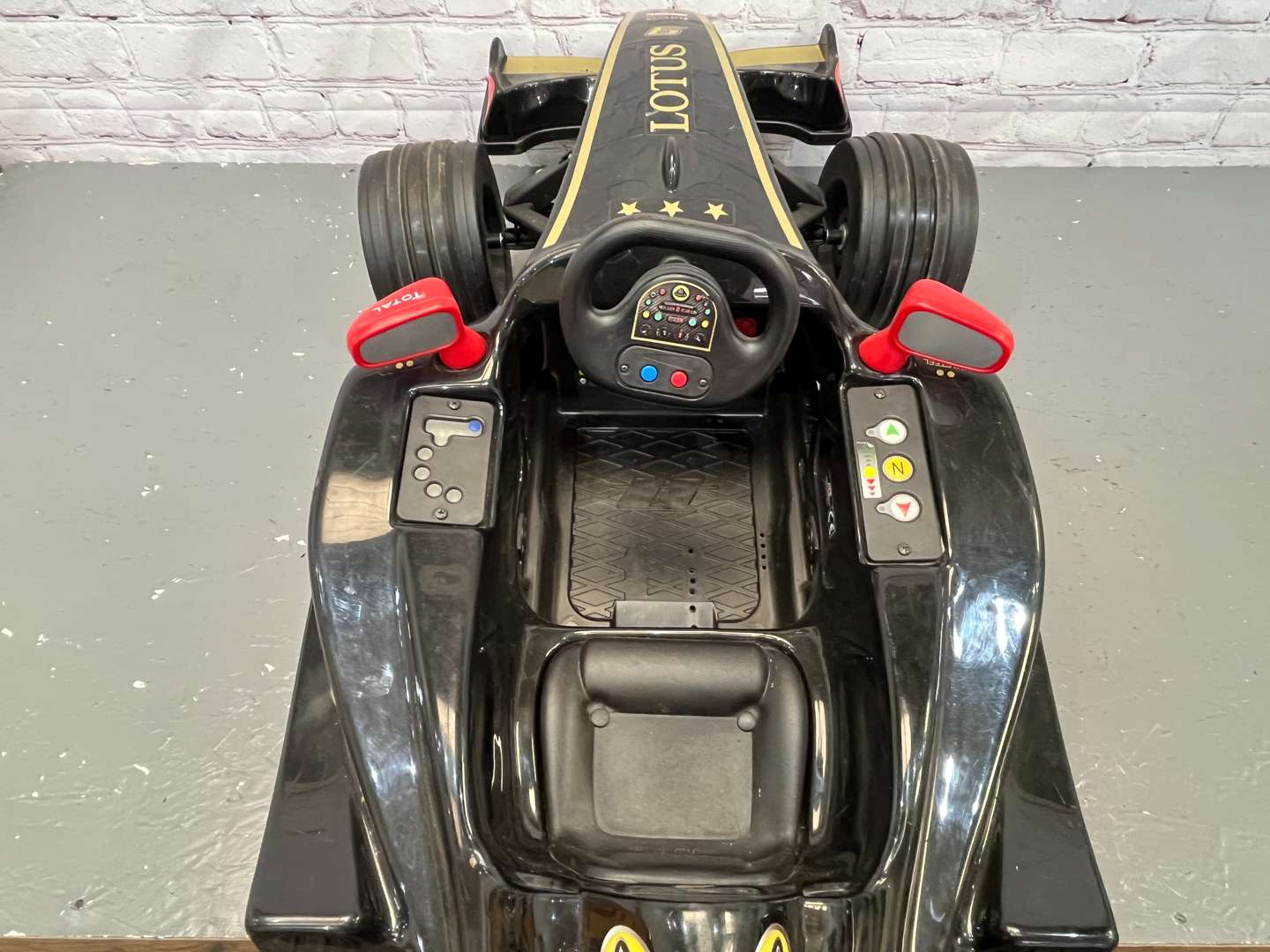 <p>Toys Toys F1 Lotus JPS Liveried Childs Battery Operated Car & Charger</p>