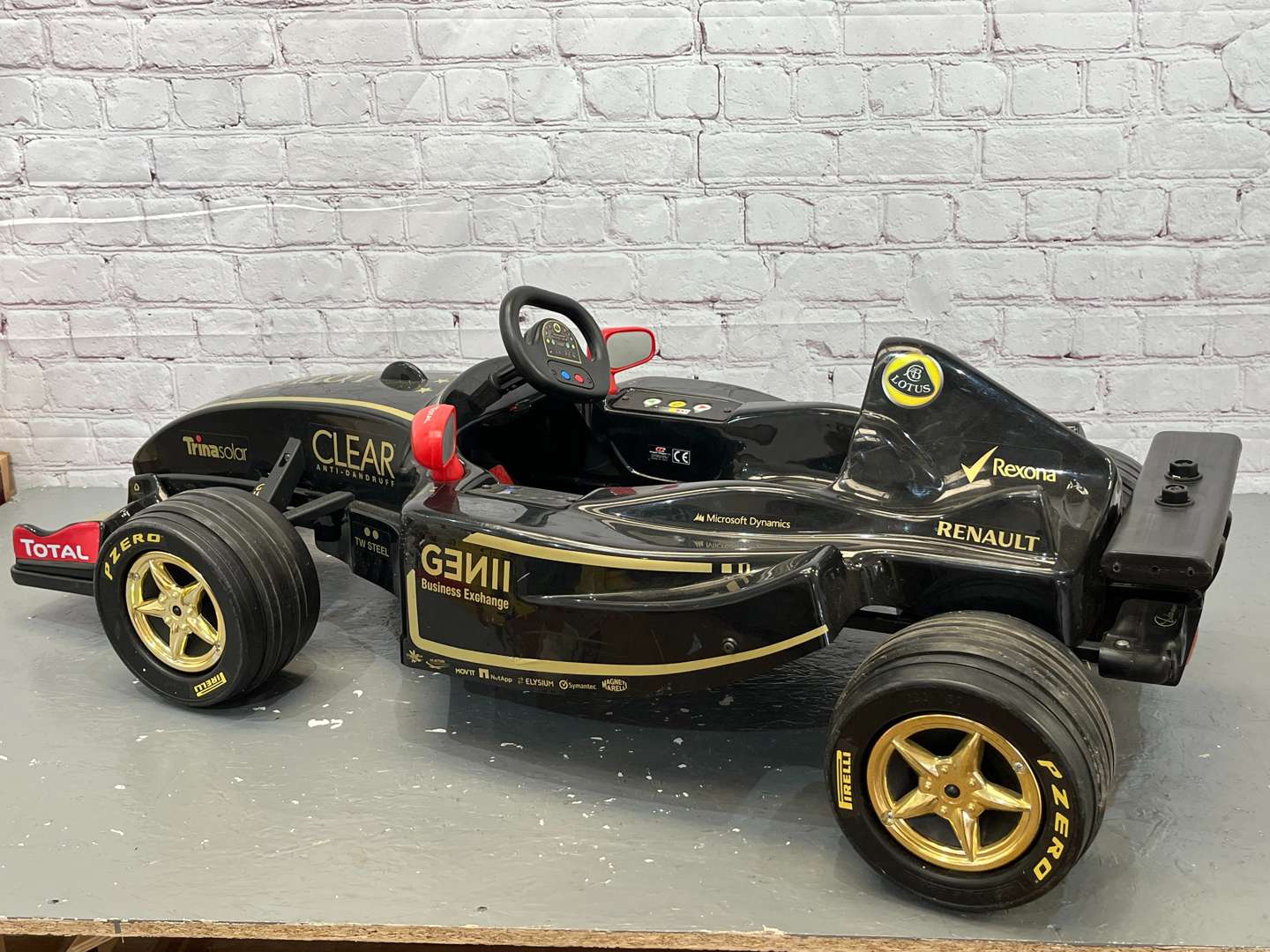 <p>Toys Toys F1 Lotus JPS Liveried Childs Battery Operated Car & Charger</p>