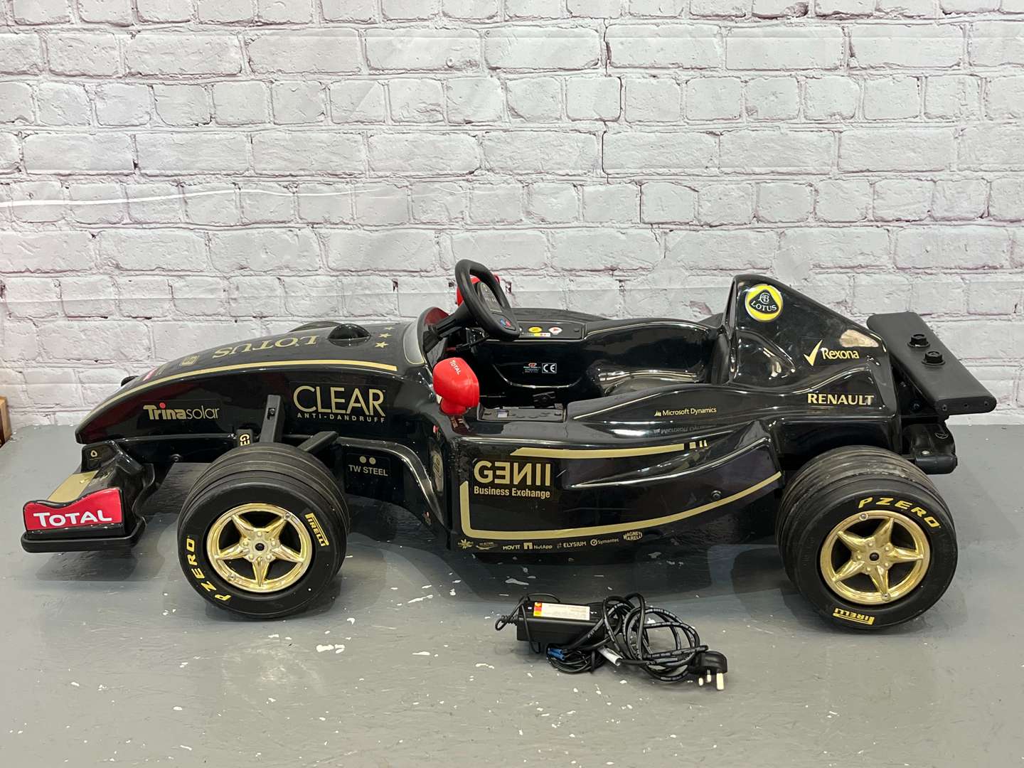<p>Toys Toys F1 Lotus JPS Liveried Childs Battery Operated Car & Charger</p>