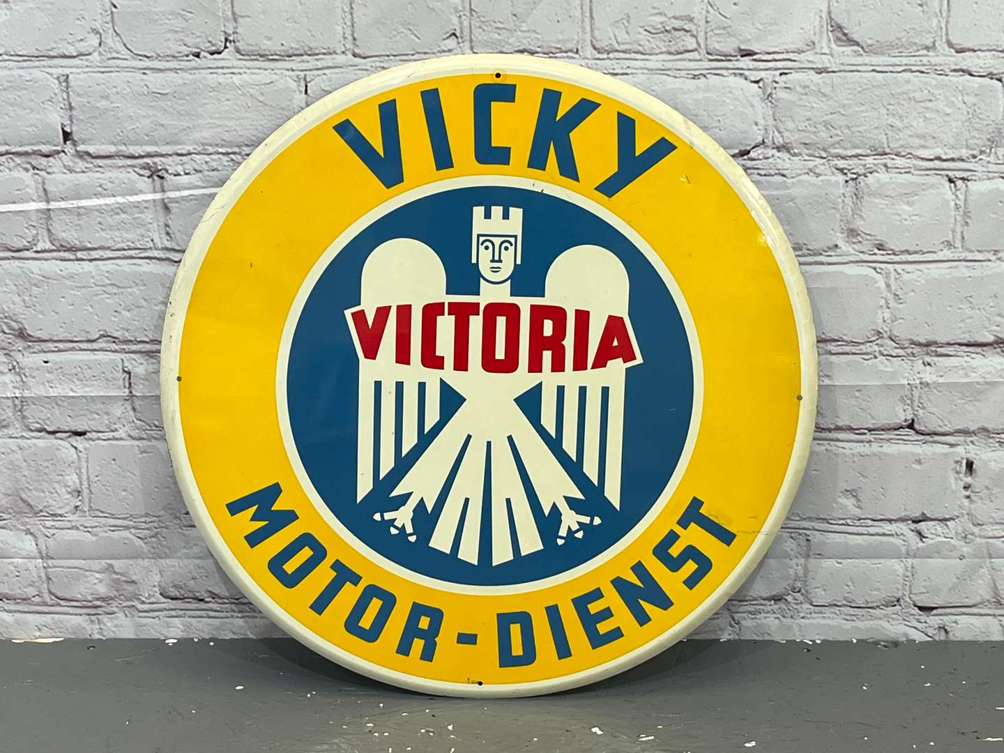 <p>Vicky Motor - Dienst Circular Metal Sign</p>