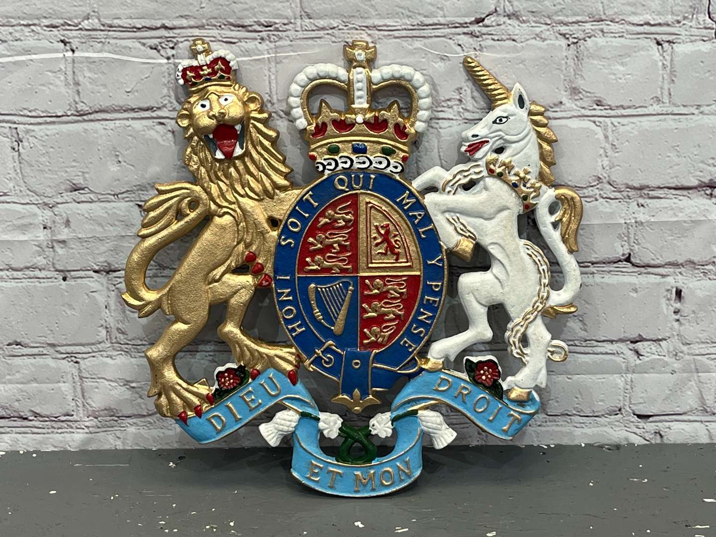 <p>Royal Coat Of Arm Painted In Cast Aluminium</p>