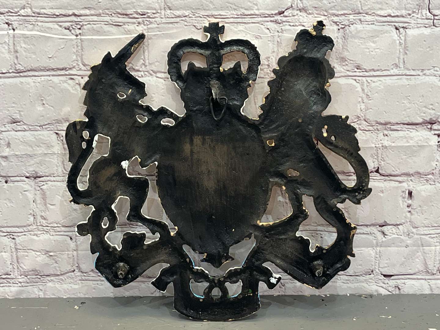 <p>Royal Coat Of Arm Painted In Cast Aluminium</p>