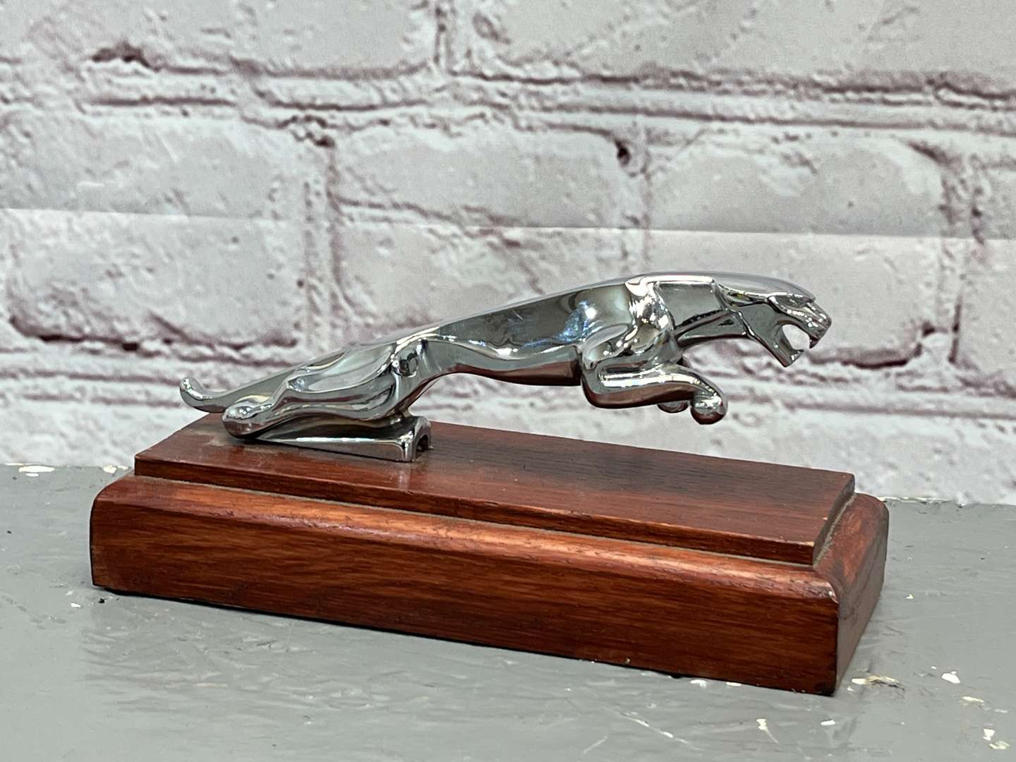 <p>Jaguar Car Mascot On Plinth&nbsp;</p>