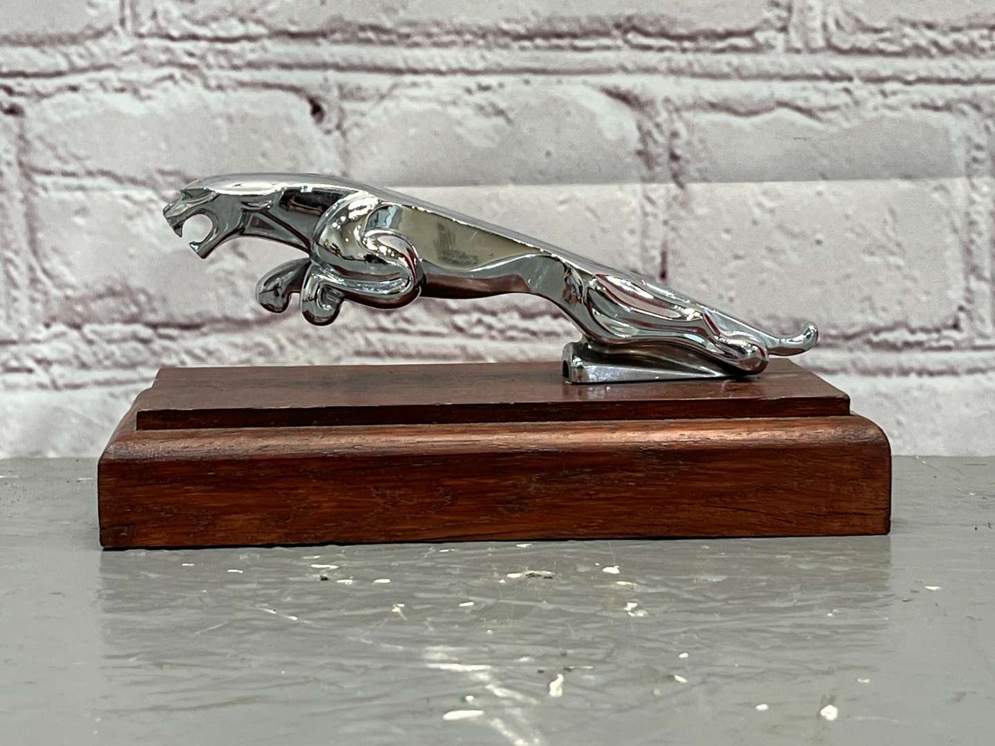 <p>Jaguar Car Mascot On Plinth&nbsp;</p>