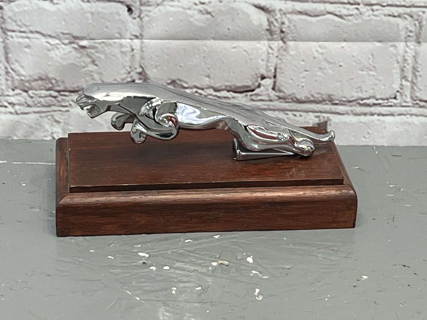 <p>Jaguar Car Mascot On Plinth&nbsp;</p>