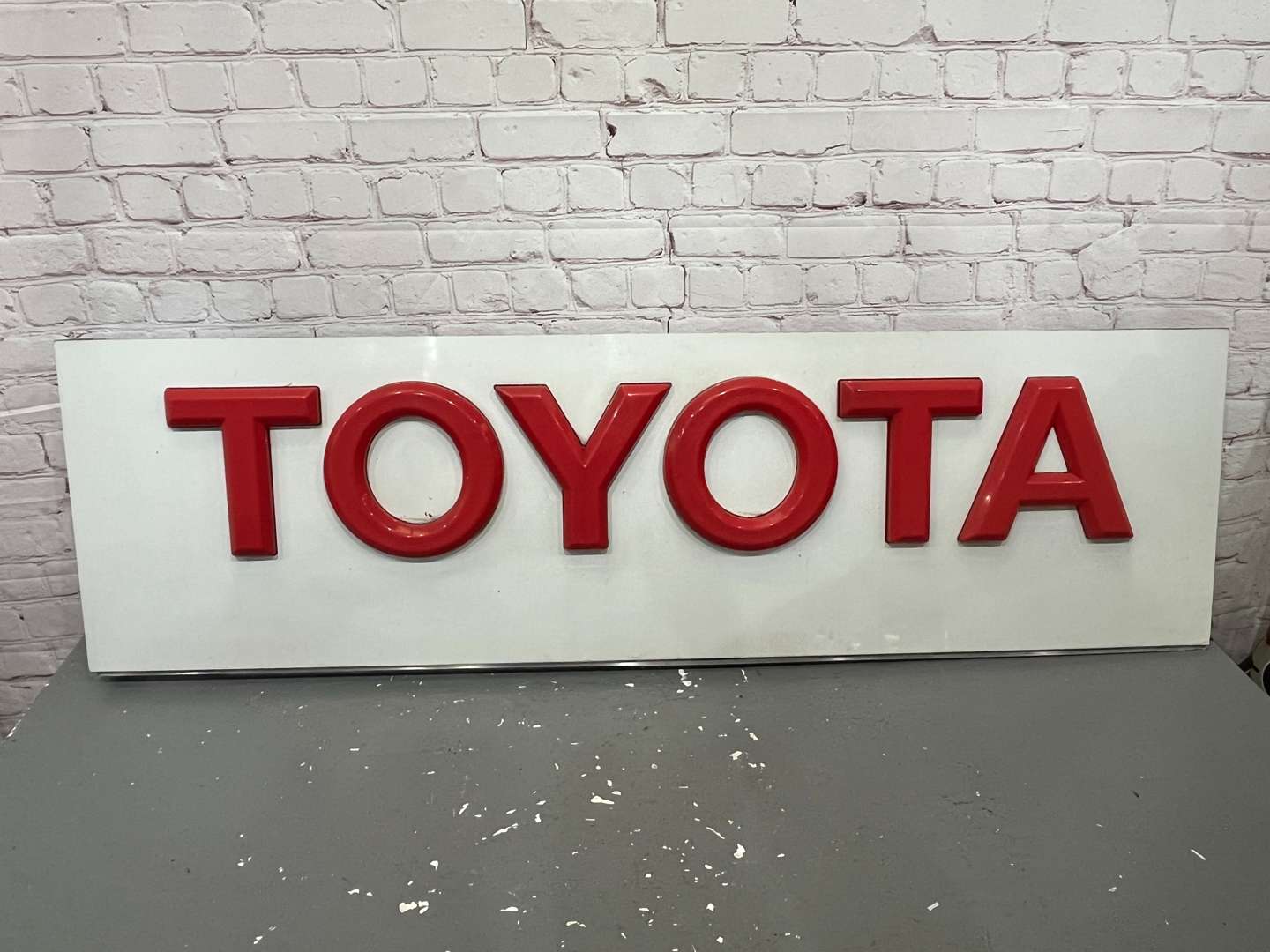 <p>Toyota Dealership Large Sign</p>