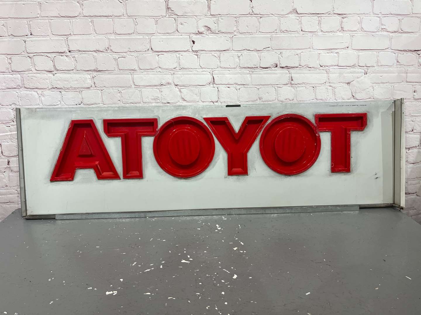 <p>Toyota Dealership Large Sign</p>