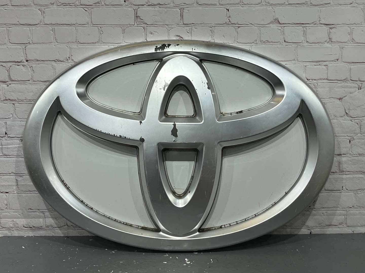 <p>Toyota Emblem Dealership Sign</p>