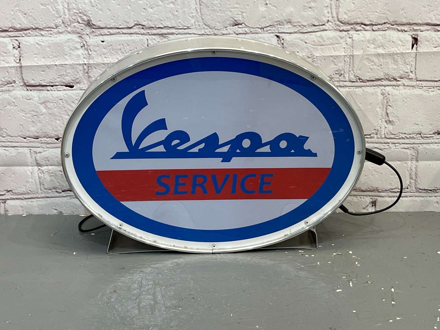 <p>Vespa Service Modern Illuminated Oval Sign</p>
