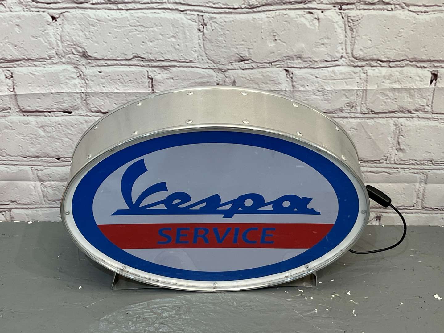 <p>Vespa Service Modern Illuminated Oval Sign</p>