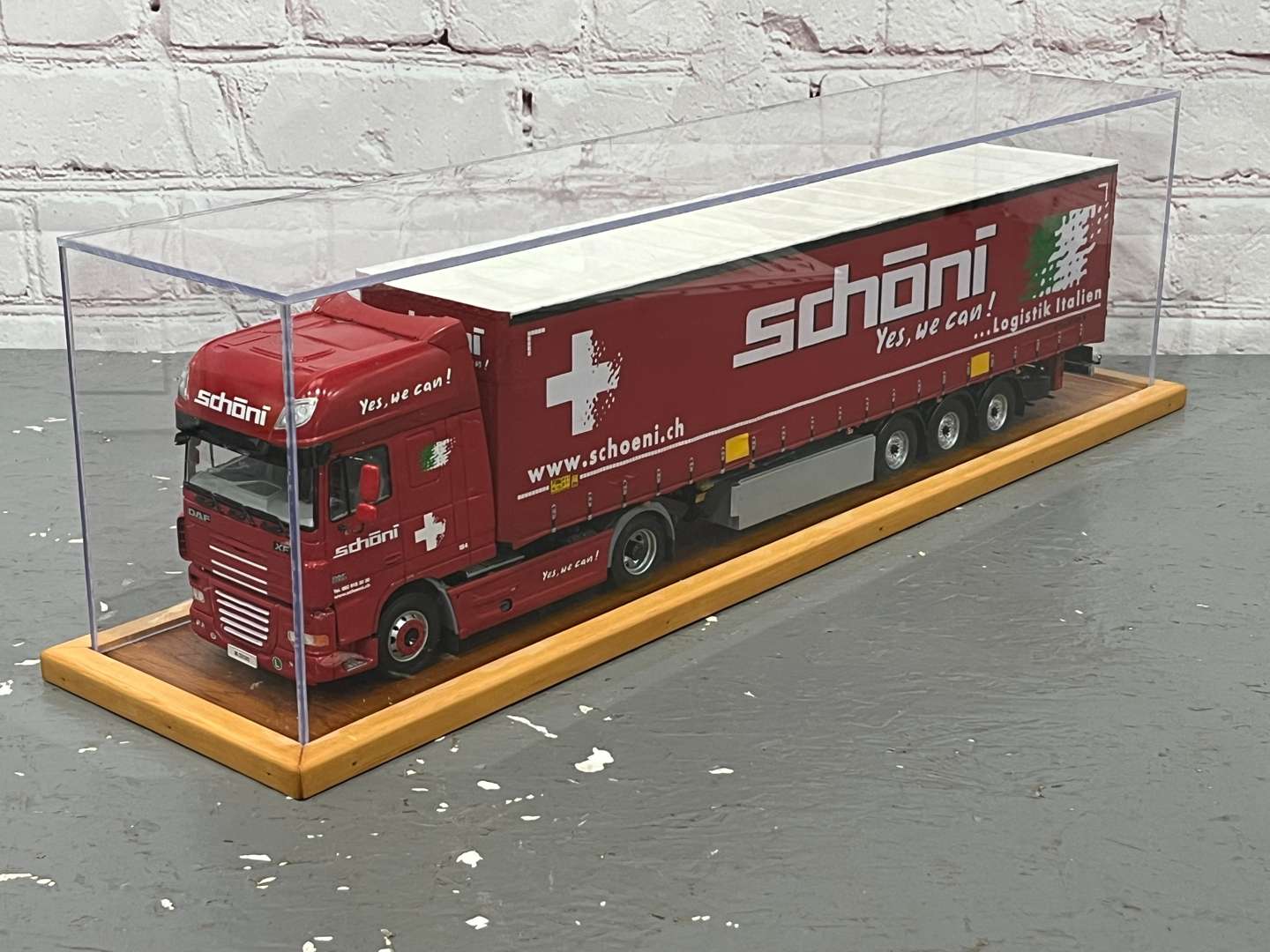 <p>DAF XF Schoni Artic Truck 1:24 Scale&nbsp;</p>